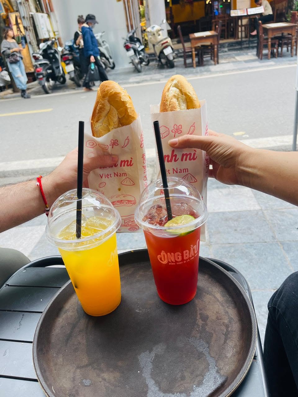 Bánh mì et jus frais à Hanoï — vie quotidienne