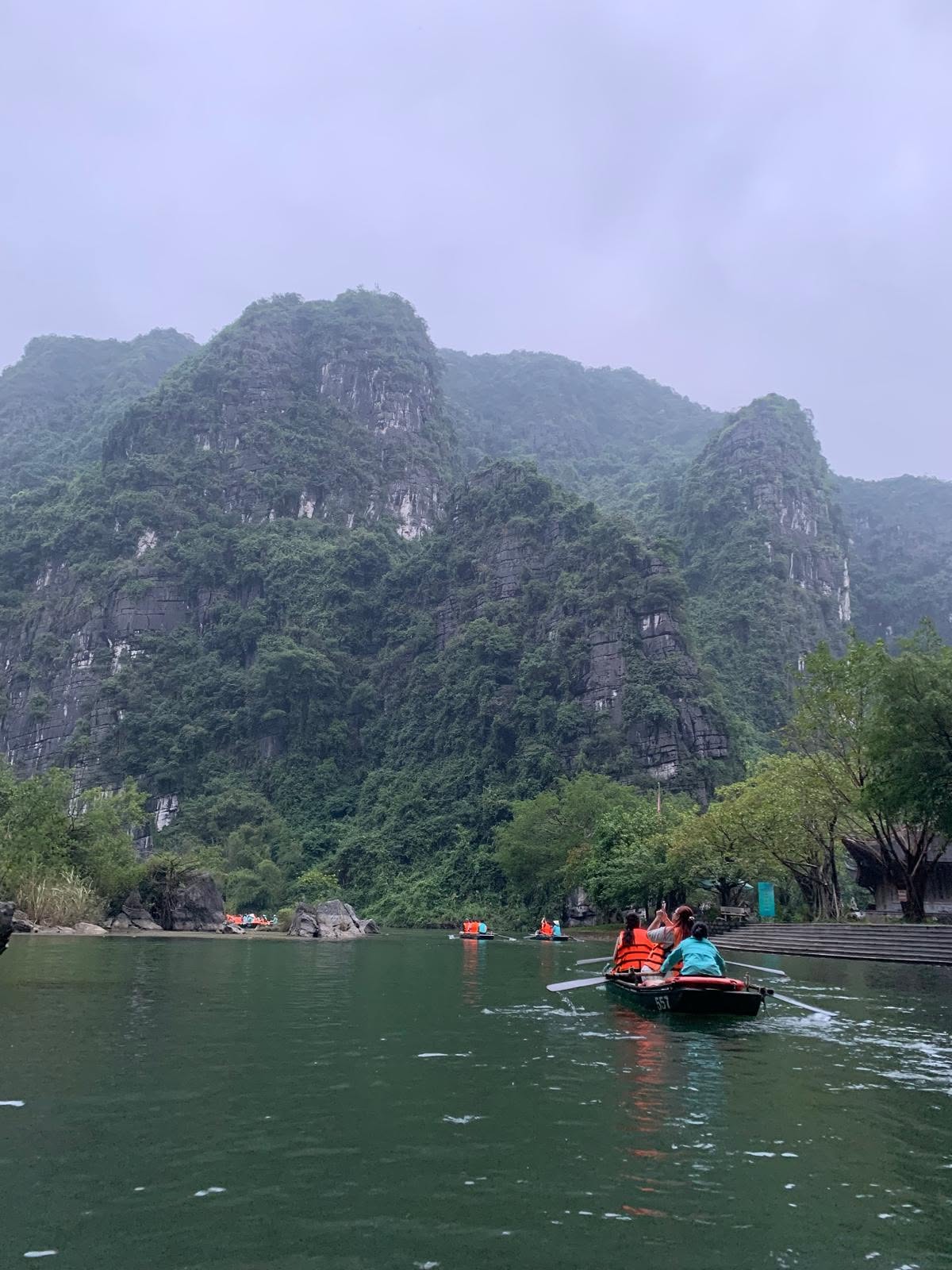 Barques entre les karsts de Tràng An, Ninh Bình